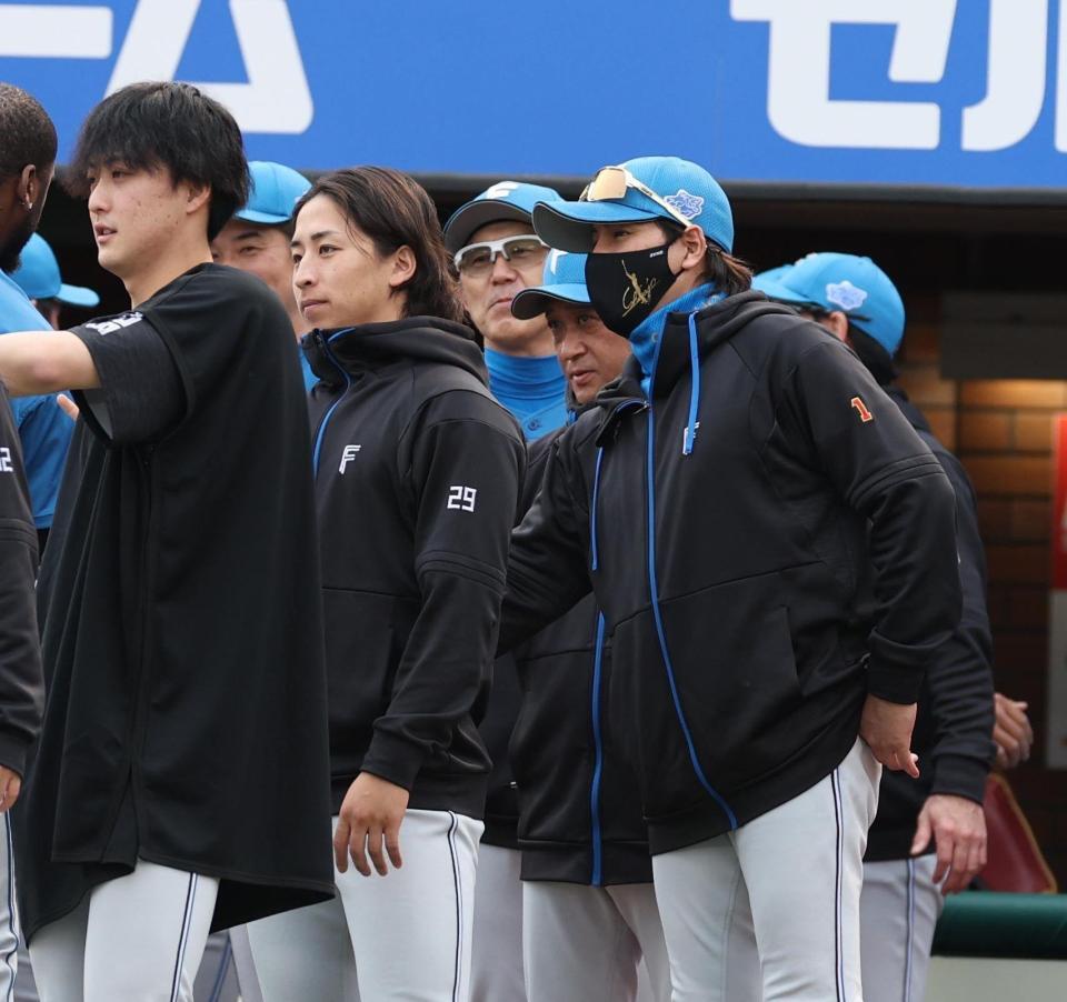 　ナインを迎える新庄監督（撮影・金田祐二）