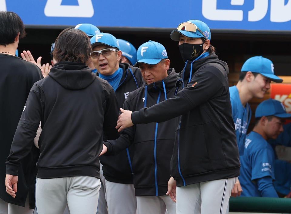 　ナインを迎える新庄監督（撮影・金田祐二）