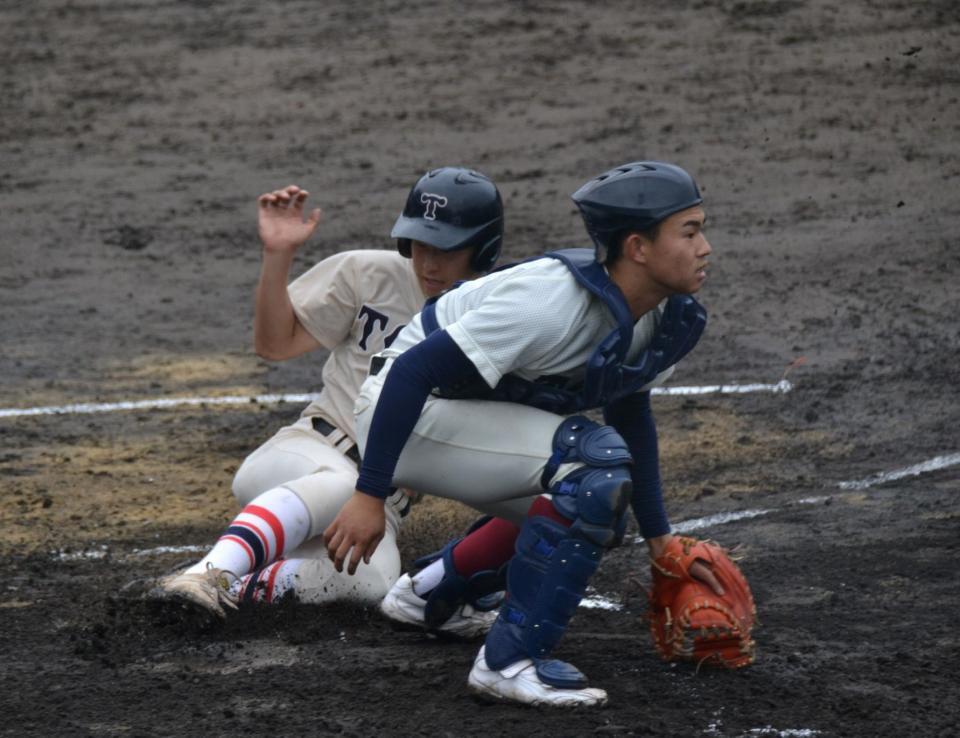 　３回、右犠飛で本塁に生還する東洋大姫路・渡辺拓雲
