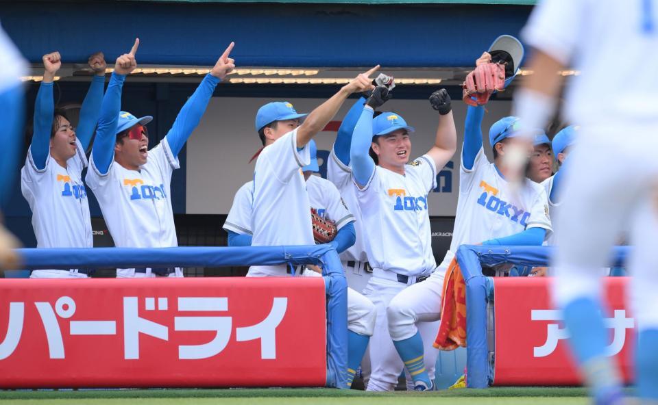 　５回、悪送球間に走者２人が生還して逆転し、喜ぶ東大ナイン（撮影・伊藤笙子）