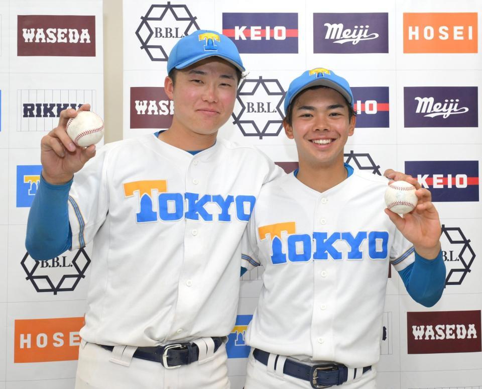 　１イニング２本塁打の記念ボールを手に笑顔を見せる東大・荒井慶斗（左）と秋元諒（撮影・伊藤笙子）