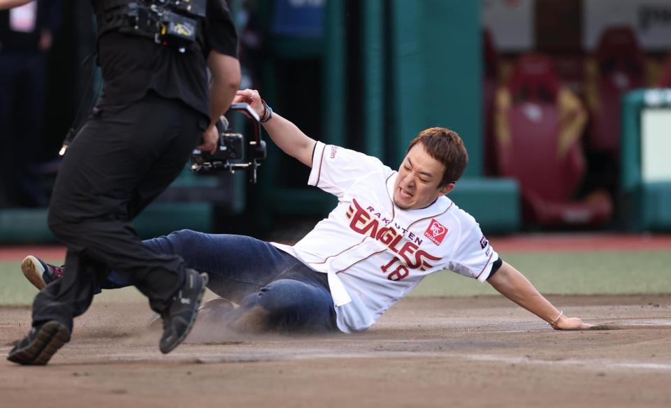 　お約束の本塁滑り込みのファンキー加藤（撮影・金田祐二）