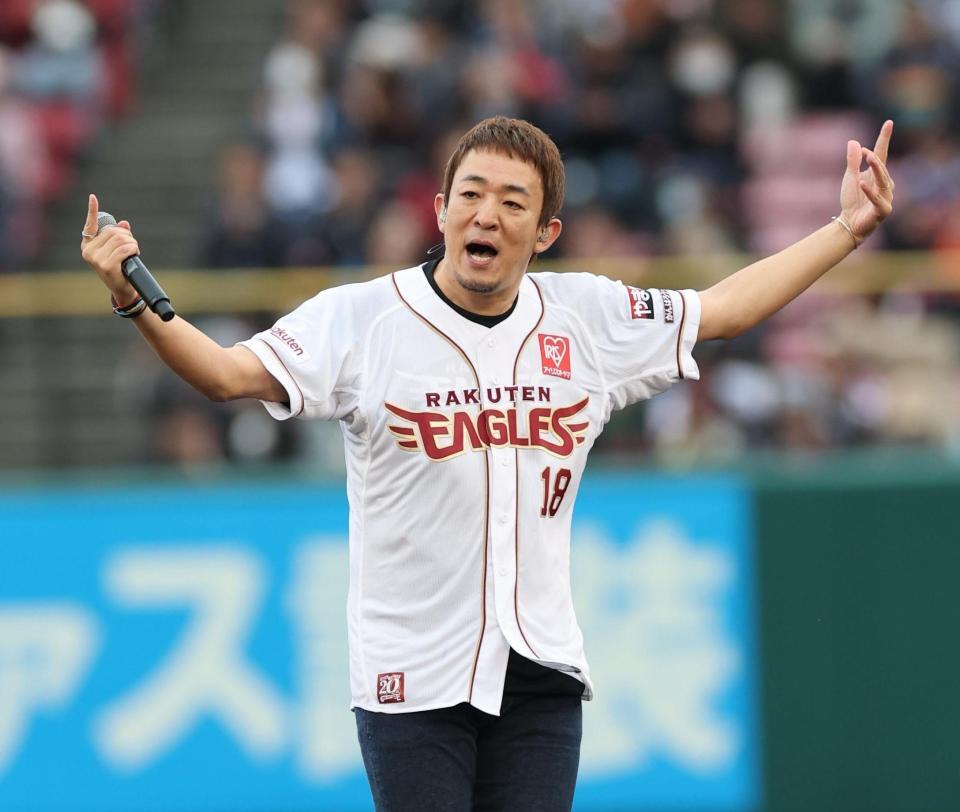 　試合後、熱唱するファンキー加藤（撮影・金田祐二）