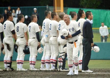 　試合後、大阪桐蔭ベンチに頭を下げる東洋大姫路・岡田監督（右）