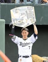 　１回、右越えに先制の２点本塁打を放ち、通算１０００安打を達成した西川