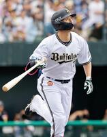 　１回、西川が右越えに通算千安打目となる先制２ランを放つ