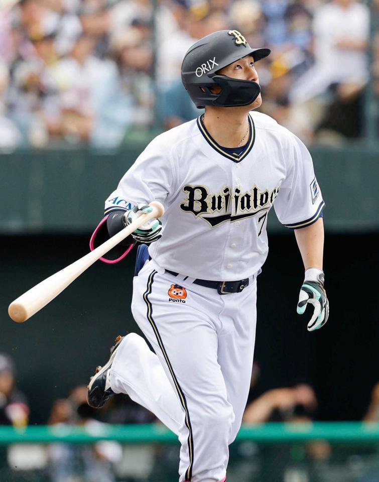 　１回、西川が右越えに通算千安打目となる先制２ランを放つ