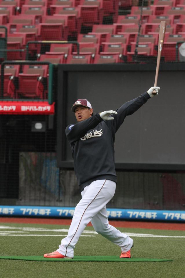 　２０００安打達成から一夜明け、早出のロングティーで汗を流す浅村（撮影・金田祐二）