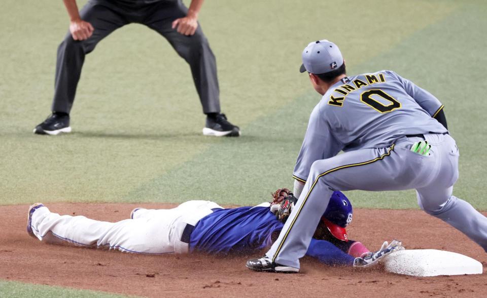 　二盗を成功させる上林（写真は１回）＝２３日