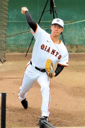 　２８日・広島戦（金沢）の登板へ向けてブルペン投球を行う山崎