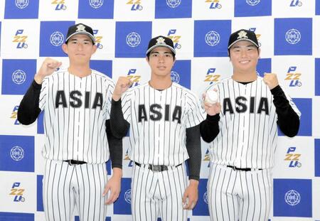 　ノーヒットノーランを達成した亜大の（左から）斉藤、山城、井上