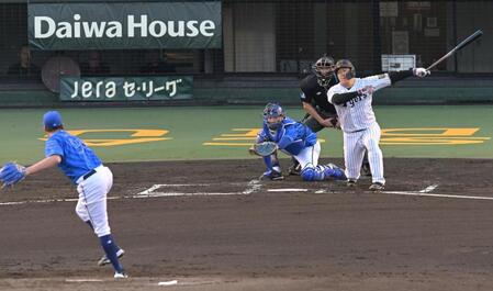 　２回、空振り三振に倒れる大山（撮影・飯室逸平）