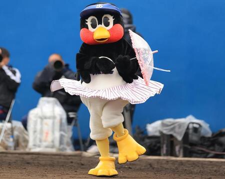 ヤクルト　つばみが輪投げチャレンジに成功！ベンチの選手も驚きの表情　つば九郎の空中くるりんぱに代わるイベント　スタンドどよめきファンも興奮「入った！笑」