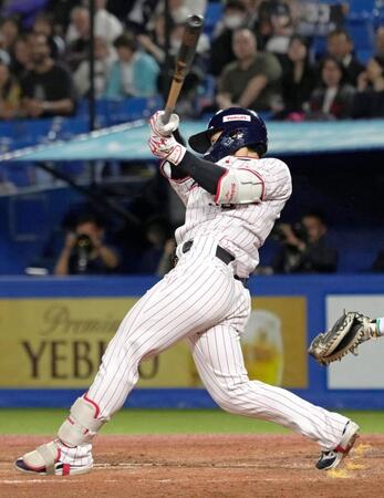 　４回、内山が得点に結びつく左前打を放つ