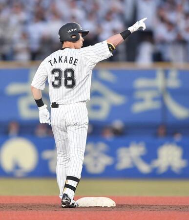 　２回、先制の右越え適時二塁打を放ちポーズを決める高部（撮影・開出牧）