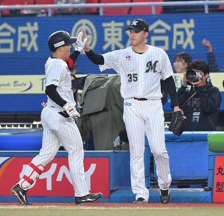 　２回、中犠飛を放った友杉（左）とタッチを交わす先発・田中晴（撮影・開出牧）