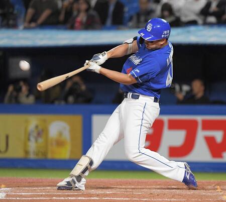 　８回、川越は右翼スタンドに飛び込む会心の当たり。判定はファール（撮影・佐藤厚）