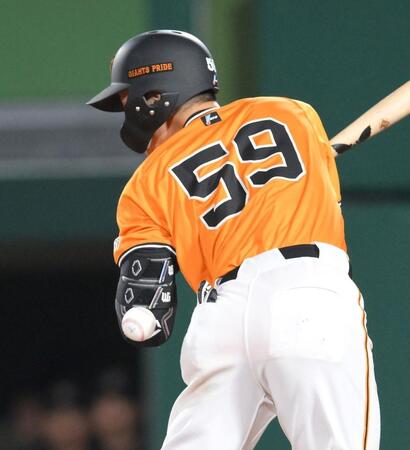 　８回、左腰付近に死球を受ける若林（撮影・伊藤笙子）