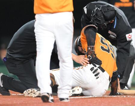 　８回、左腰付近に死球を受け、痛がる若林（撮影・伊藤笙子）