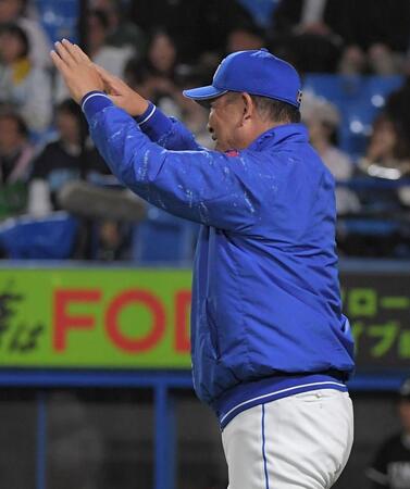 　リクエストする井上監督（撮影・佐藤厚）