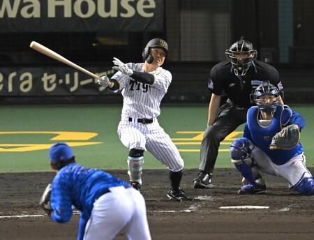 　１１回、中前打を放つ糸原（撮影・飯室逸平）