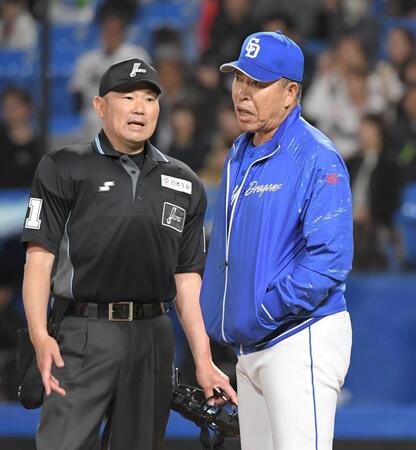 井上監督　リクエスト後に異例のシーン　アグリーメントに「異議を唱えた者と監督は試合から除かれる」退場覚悟の訴え