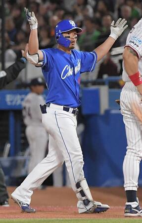 　８回、川越は右翼スタンドに飛び込む会心の当たり。ファウルの判定に「なんで？」＝撮影・佐藤厚