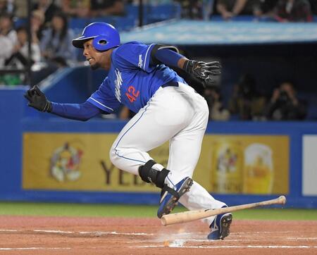 　８回、ブライトは左前に同点適時打を放つ（撮影・佐藤厚）