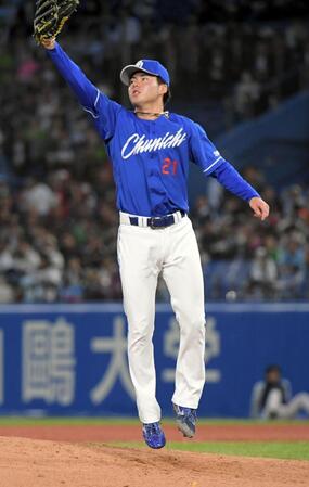 　３回、古賀の打球にグラブを出す金丸（遊ゴロ）＝撮影・佐藤厚