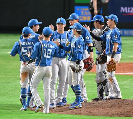 　ソフトバンクに勝利し、タッチを交わす日本ハムナイン