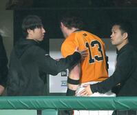 　４回、適時打を放った直後に交代したキャベッジ（１３）＝撮影・伊藤笙子