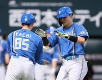 　５回、先制ソロを放ち出迎えを受ける清宮幸