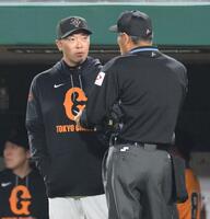 　４回、適時打を放ったキャベッジに代走を送る阿部監督（撮影・伊藤笙子）