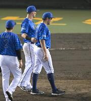 　５回、バウアーの元に集まるＤｅＮＡナイン（撮影・飯室逸平）