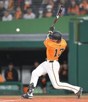 　４回、２球目で自打球を右足に当てるキャベッジ（撮影・伊藤笙子）