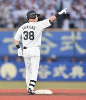 　２回、先制の右越え適時二塁打を放ちポーズを決める高部（撮影・開出牧）