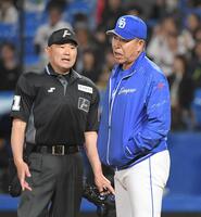 　山路球審（左）に抗議する井上監督（撮影・佐藤厚）