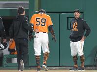 　８回、左腰付近に死球を受けベンチに下がる若林（中央）に声を掛ける阿部監督（撮影・伊藤笙子）