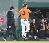 　４回、適時打を放つも代走が送られ、ベンチに下がるキャベッジ（１３）＝撮影・伊藤笙子