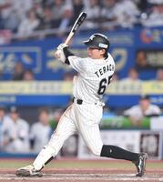 　７回、左越え適時二塁打を放つ寺地（撮影・開出牧）