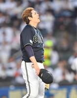 　２回、山本に死球を与え帽子を取る九里（撮影・開出牧）