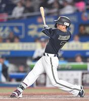 　９回、中前適時打を放つ西川（撮影・開出牧）