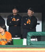 　７回、浅野が空振り三振に倒れ、腕組みをする阿部監督（右）と二岡コーチ（撮影・伊藤笙子）