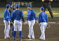 　１１回、山崎に降板を告げる三浦監督（撮影・飯室逸平）