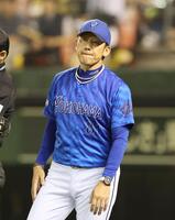 　１１回の攻撃を終え、選手交代を告げる三浦監督（撮影・北村雅宏）