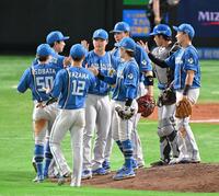 　ソフトバンクに勝利し、タッチを交わす日本ハムナイン