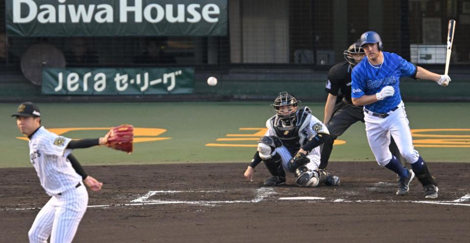 　３回、中前打を放つバウアー（撮影・飯室逸平）