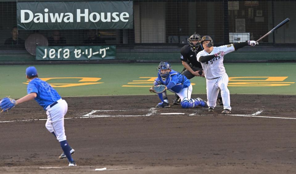 　２回、空振り三振に倒れる大山（撮影・飯室逸平）