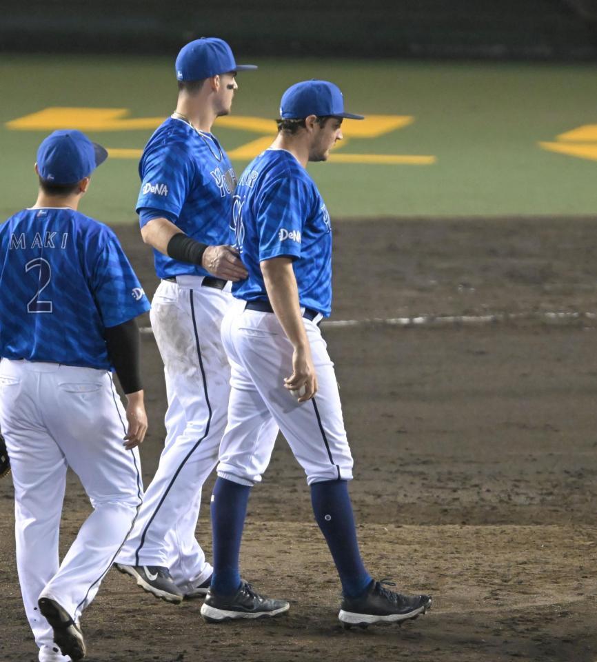 　５回、バウアーの元に集まるＤｅＮＡナイン（撮影・飯室逸平）