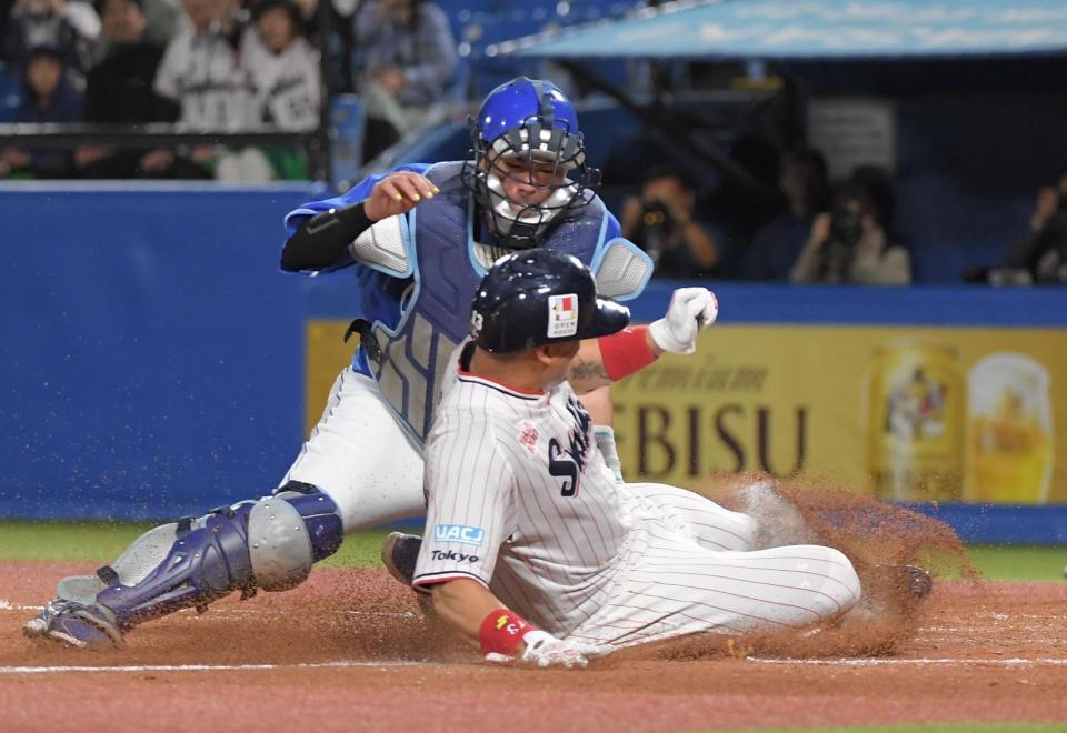 　４回、内山の左前打で二走・オスナが生還（撮影・佐藤厚）